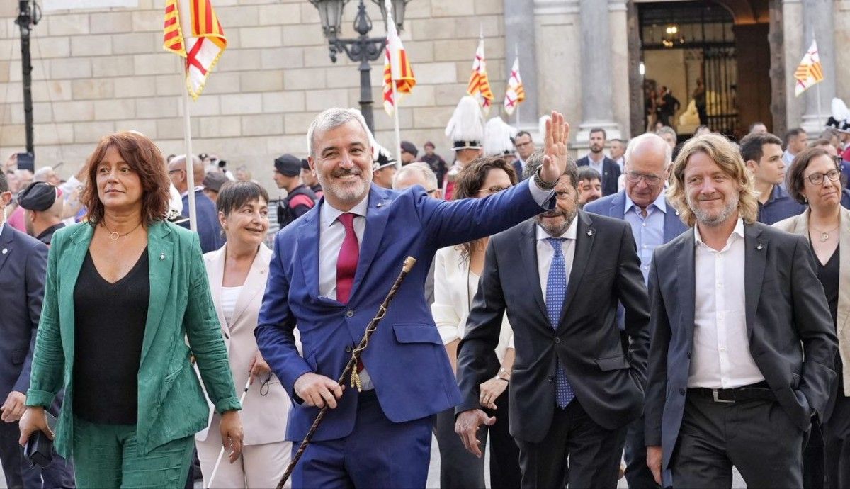 Jaume Collboni creua la plaça de Sant Jaume per trobar-se amb Pere Aragonès al Palau de la Generalitat