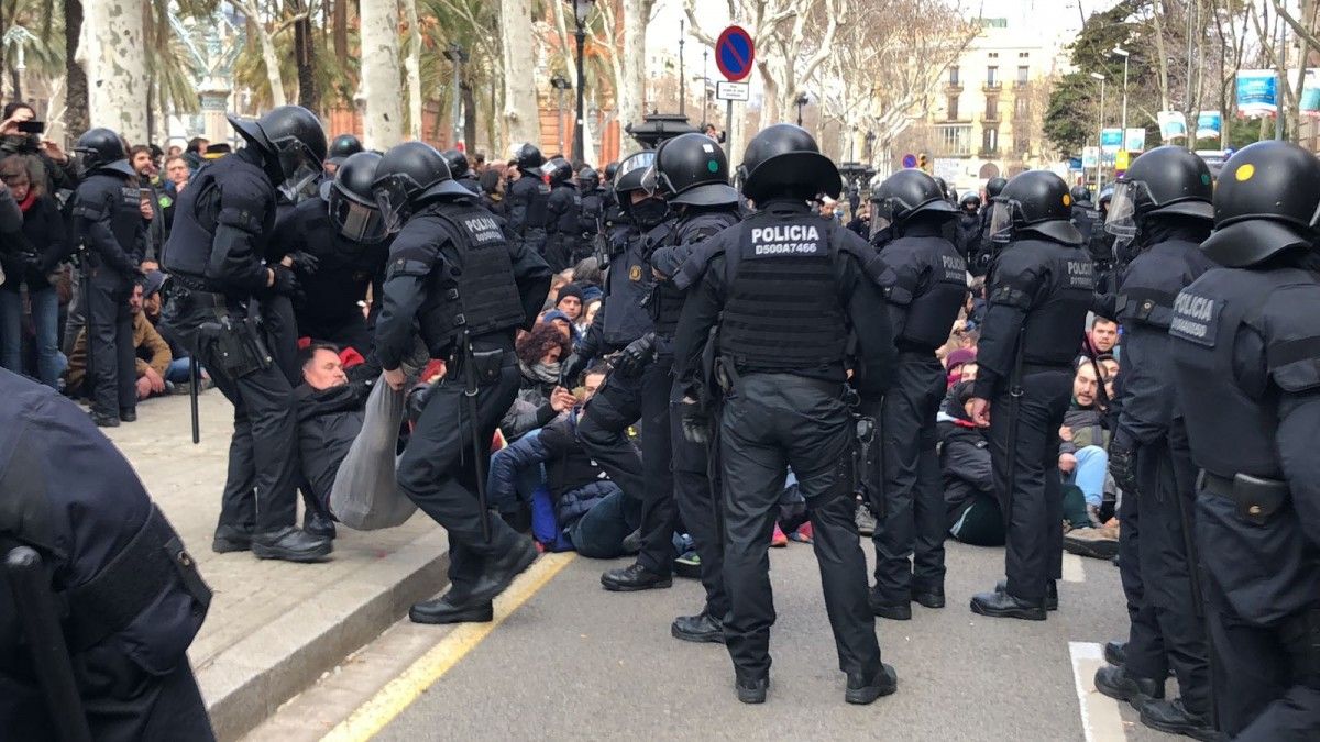 Els mossos, desallotjant activistes dels CDR a les portes del TSJC.