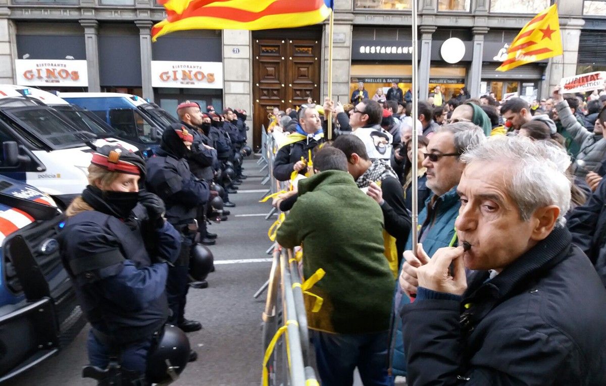 Ampli dispositiu policial a la plaça Urquinaona amb Via Laietana en la darrera visita de Felip VI a Barcelona.