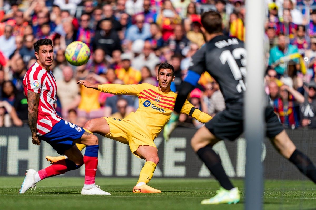 Ferran Torres xuta a porta davant Giménez i Oblak