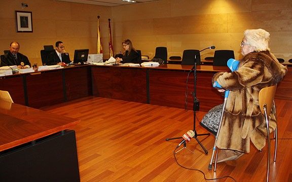 La dona acusada, al judici de Girona.