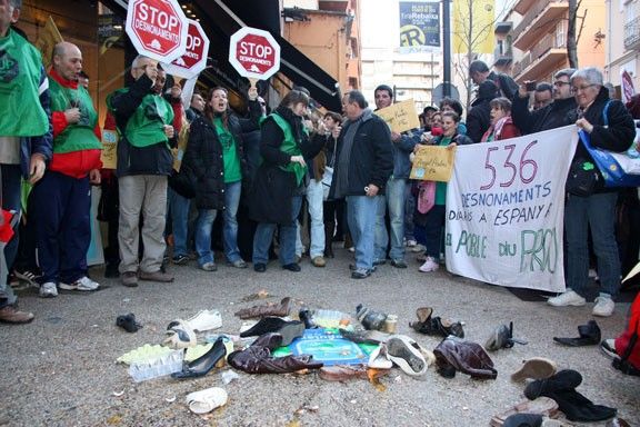 Manifestants de la PAH davant la seu del PP a Girona.