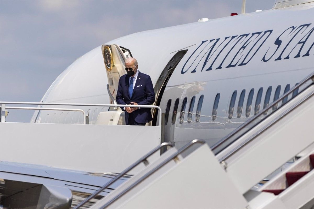 Biden surt de l'Air Force One  en una visita a Londres.