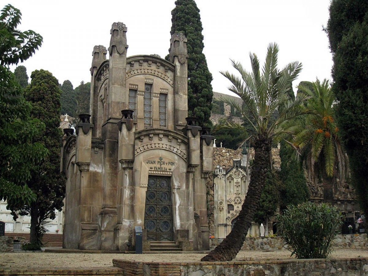 Panteó de Pich i Pon al cementiri de Montjuïc.
