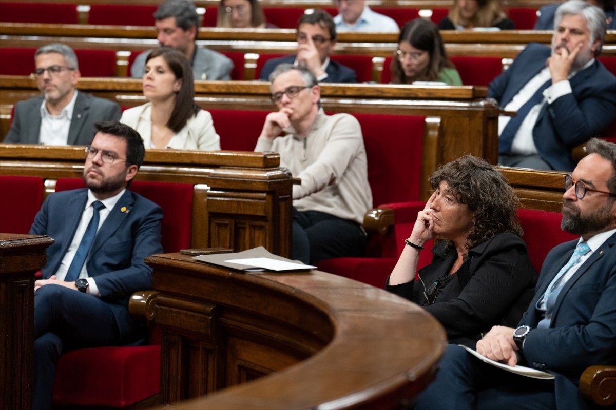 Pere Aragonès i Teresa Jordà al ple del Parlament.