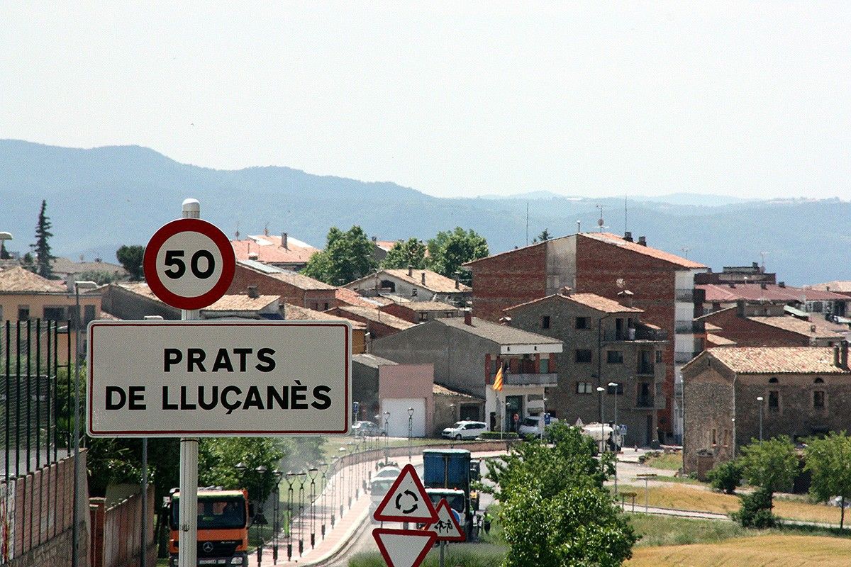 Un cartell que indica l'entrada a Prats de Lluçanès, capital de la nova comarca del Lluçanès