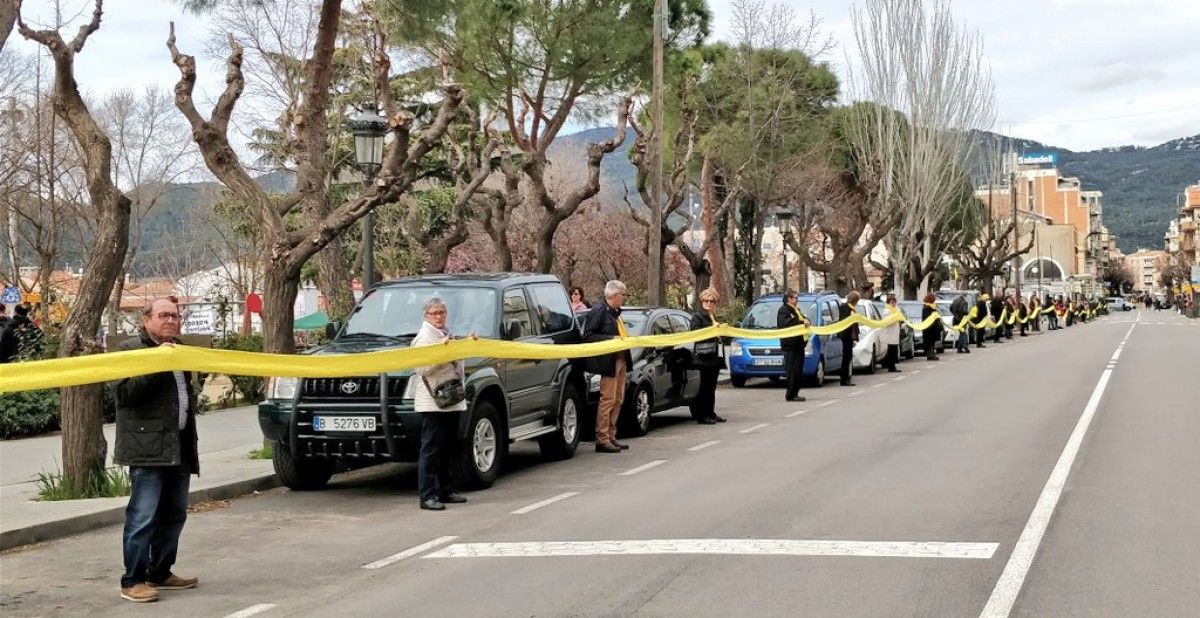 La bufanda groga, desplegada pels carrers de Caldes de Montbui