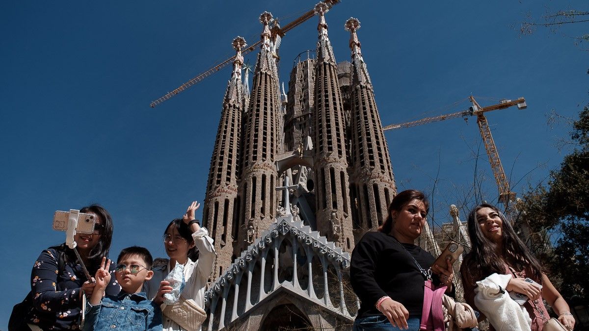 La Sagrada Família envoltada de turistes