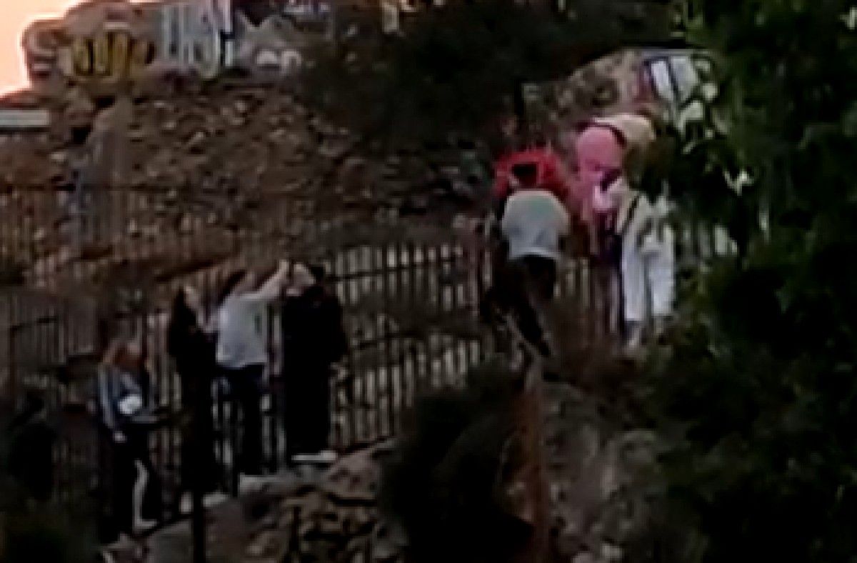 Els turistes salten la tanca dels búnquers