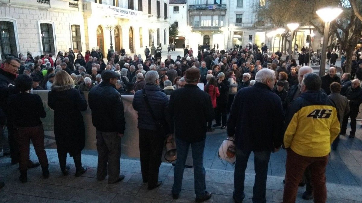 Pensionistes protestant a Sabadell