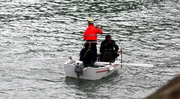 Els cossos d'emergències han rastrejat els racons de la costa rocosa de Cadaqués.