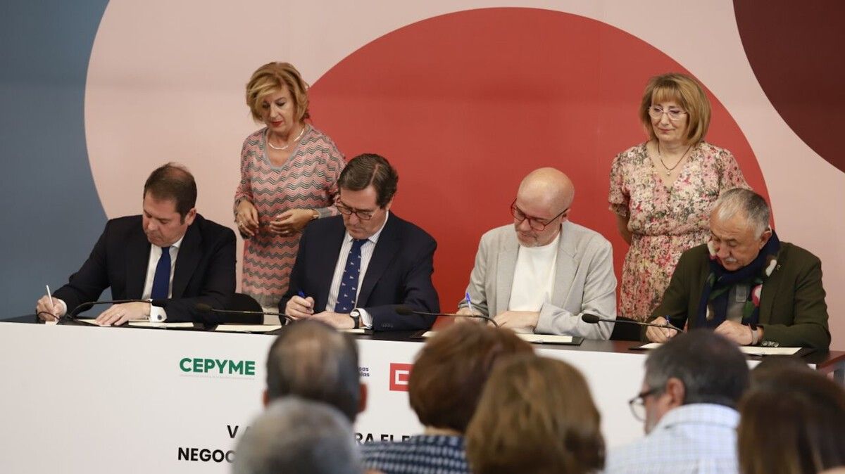 Gerardo Cuerva (CEPYME),  Antonio Garamendi (CEOE),  Unai Sordo (CCOO) i Pepe Álvarez (UGT) firmen l'acord per apujar els sous
