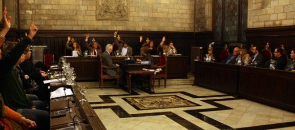 La moció per declarar Llanos de Luna persona 'non grata' ha tirat endavant amb els vots de l'equip de govern, ICV i la CUP (que és qui l'ha presentada)