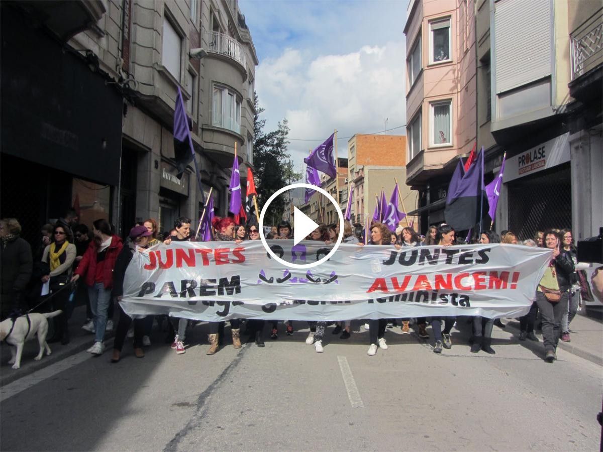 La manifestació arribant a la plaça Doctor Robert 