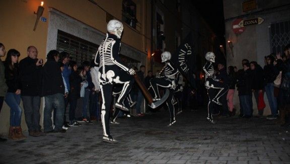 Milers de visitants s'han aplegat als carrers de Verges per gaudir de la 'Dansa de la Mort'