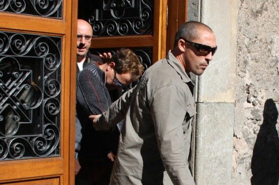 El zelador del geriàtric La Caritat d'Olot, Joan Vila, escortat pels Mossos d'Esquadra pocs després de ser detingut