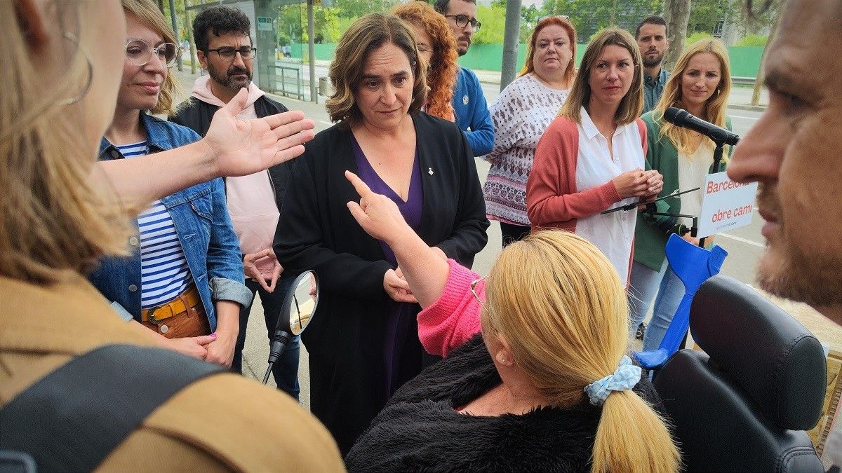 Rosa Maria Moreno conversant amb Ada Colau, en un acte electoral