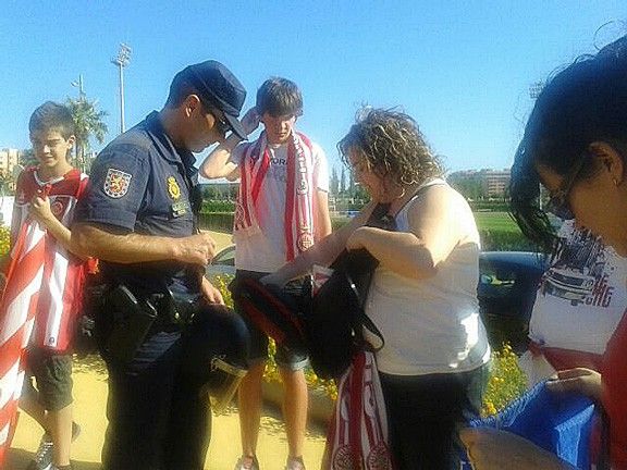 La Policía Nacional, a la recera d¡'estelades entre els seguidors del Girona FC.