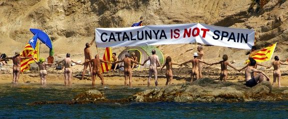 Una seixantena de nudistes han participat en aquest assaig de la Via Catalana.