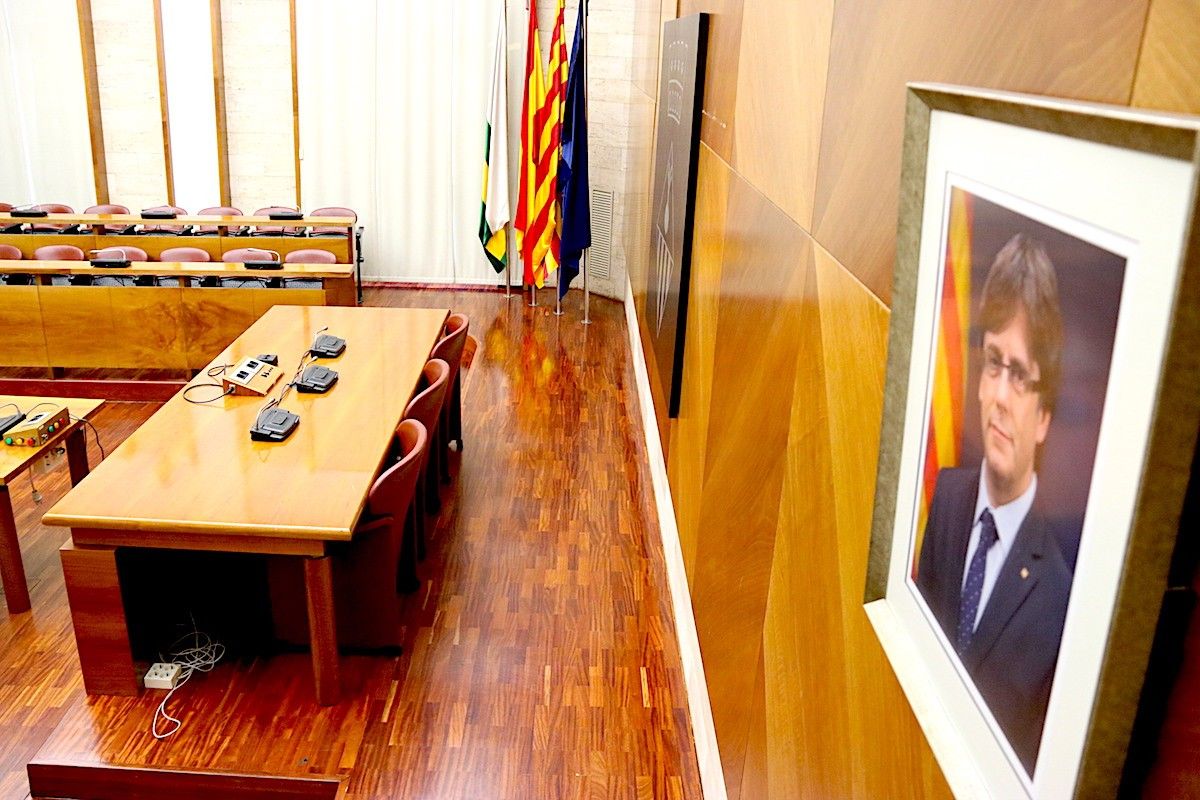 El retrat de Carles Puigdemont, al saló de plens de Sabadell.