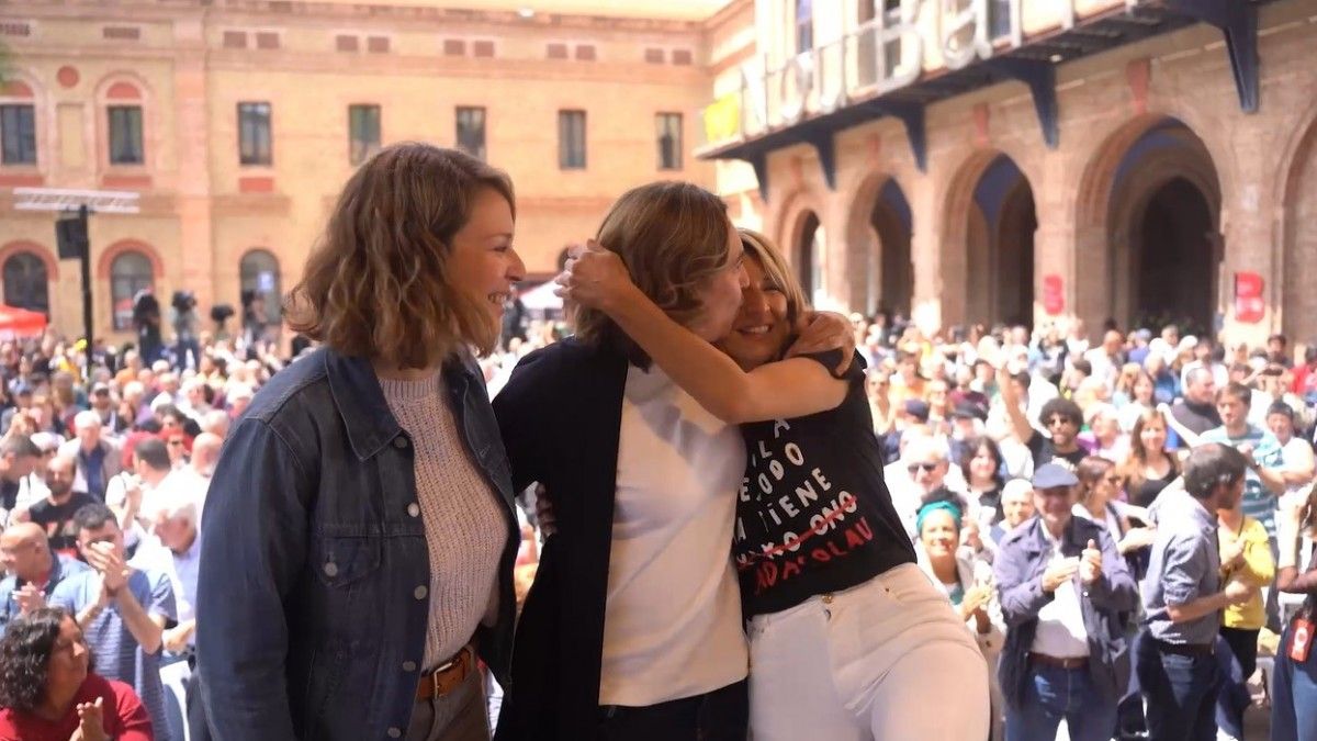 Un fotograma del videoclip, amb Janet Sanz, Ada Colau i Yolanda Díaz