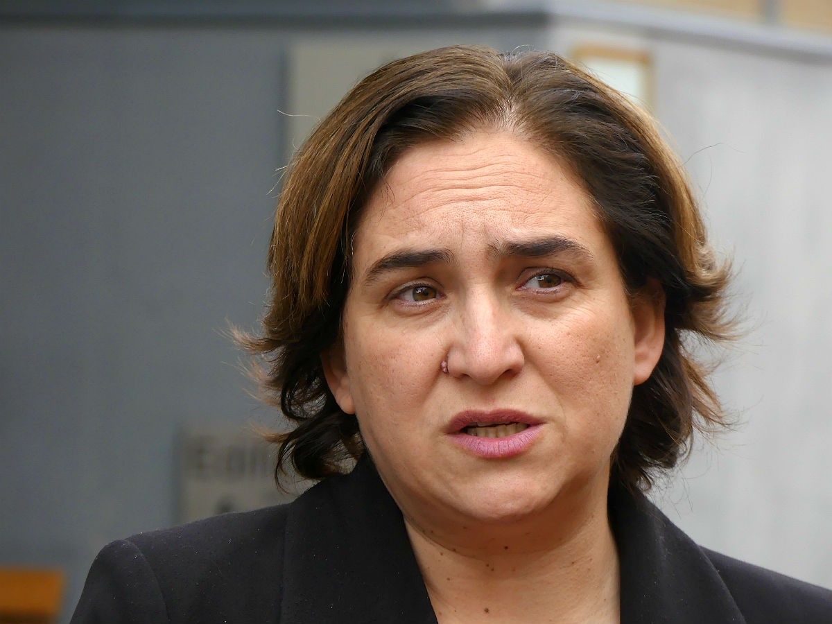 Ada Colau, alcaldessa de Barcelona, atenent els mitjans a les portes de Mas d'Enric 