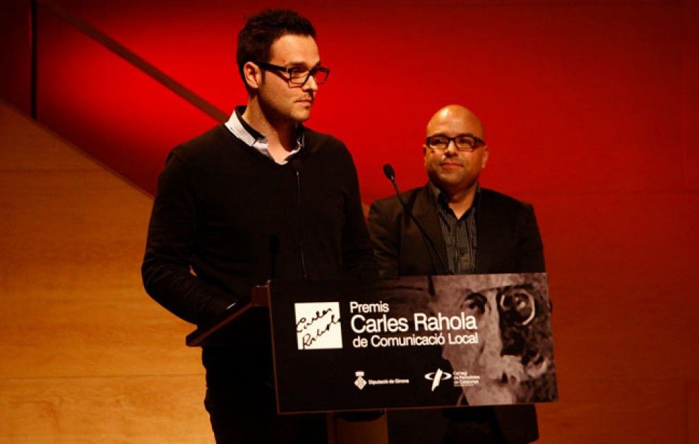 Jordi Altesa amb el Premi Carles Rahola.
