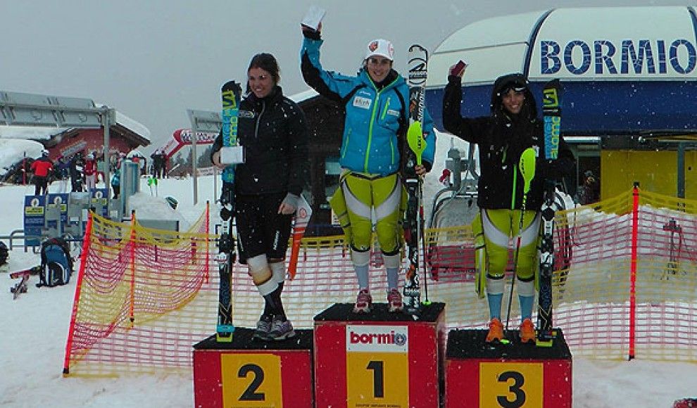 Núria Pau, a dalt del podi dels Campionats d'Anglaterra d'Esquí.