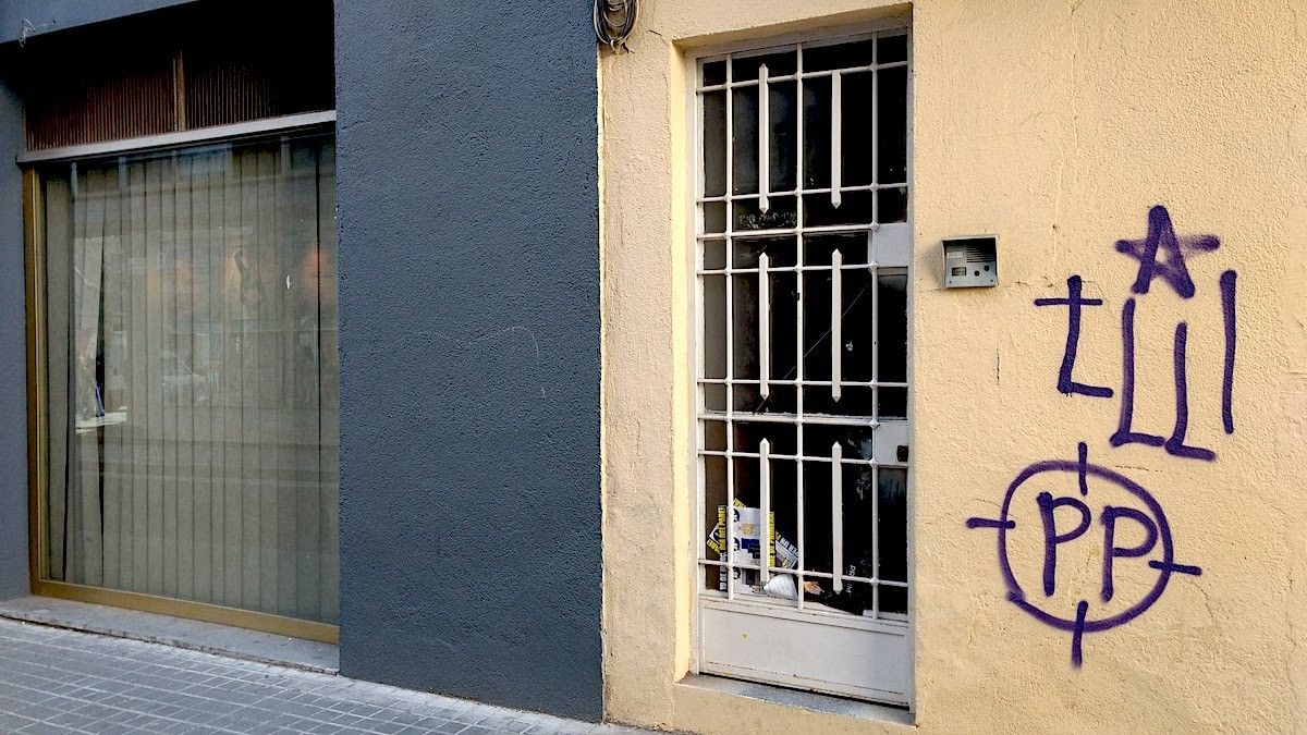 Les marques fetes a la façana de la seu del PP de Sabadell