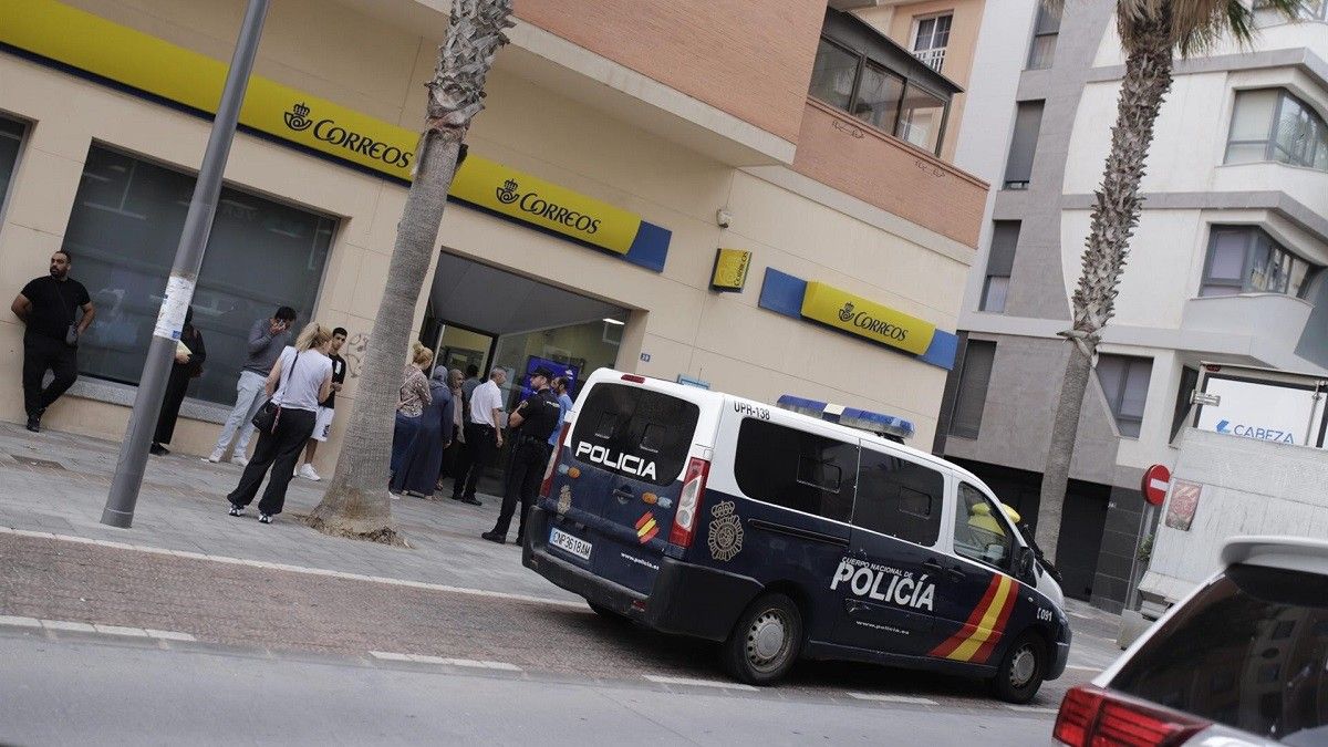 Un furgó policial davant una oficina de Correus de Melilla