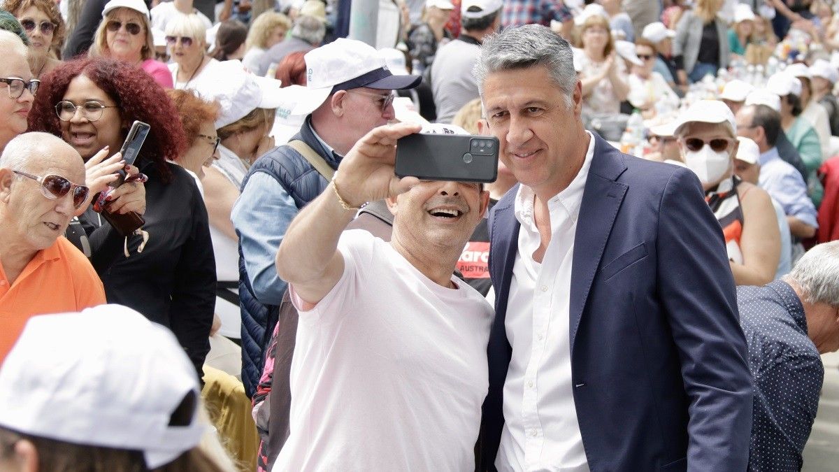 Xavier García Albiol es fa un selfie amb un dels assistents a la botifarrada