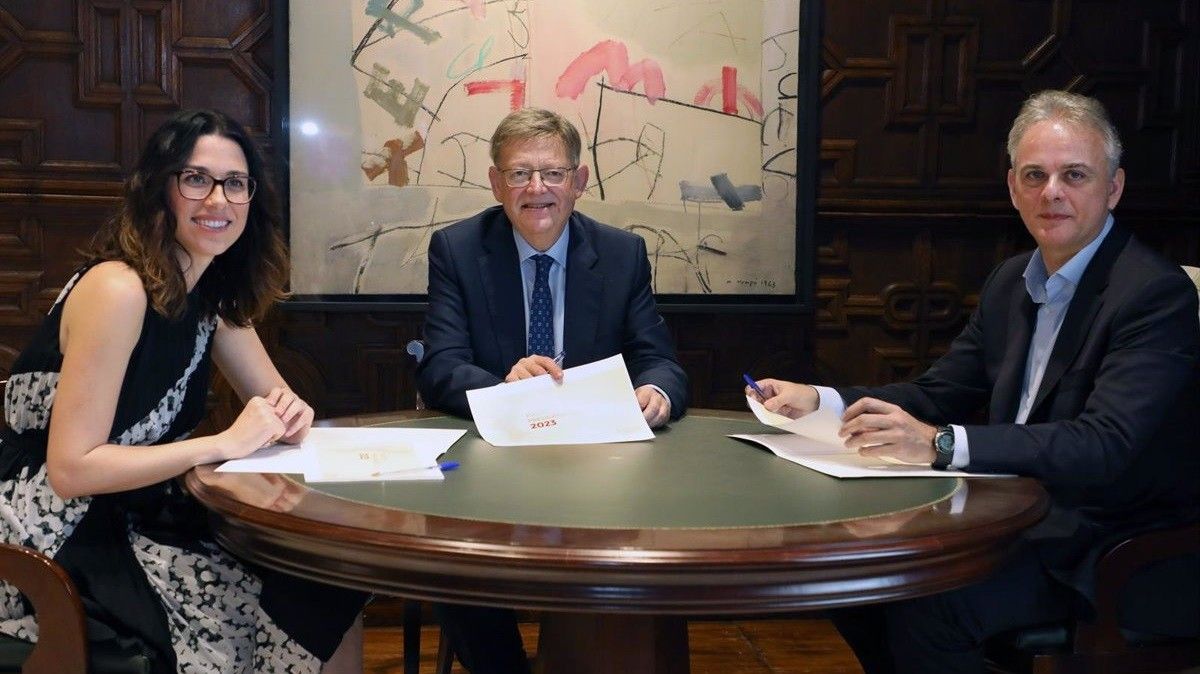 Ximo Puig i els líders de Compromís i Podem, signant l'últim acord pressupostari de la legislatura