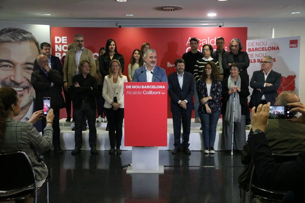 Jaume Collboni, amb tots els membres de la seva candidatura, aquest dijous a Ciutat Meridiana
