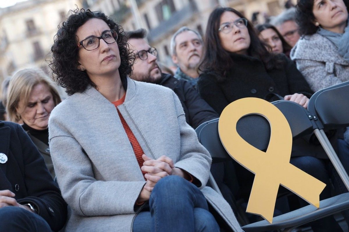 Marta Rovira i una cadira en record als presos polítics. 