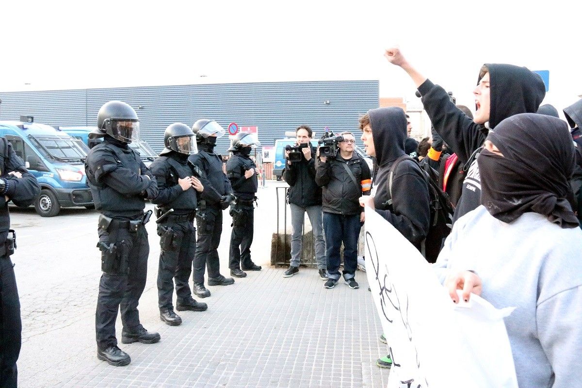 Els manifestants, davant del dispositiu dels Mossos