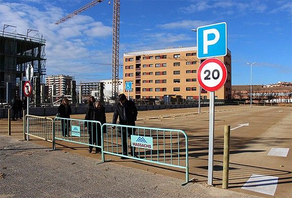L'alcalde Carles Puigdemont, al nou aparcament.