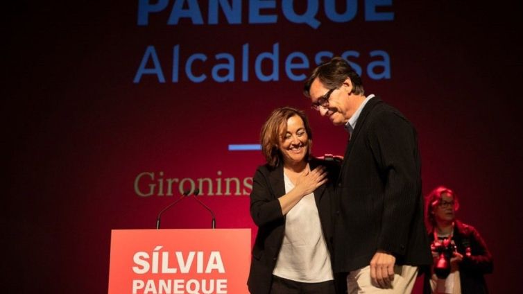 Sílvia Paneque, amb Salvador Illa, durant la campayna de les darreres eleccions municipals