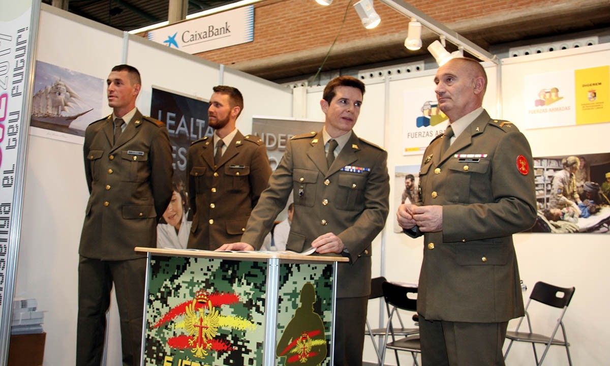 Un grup de militars a l'estand de l'Expojove de Girona el 2017