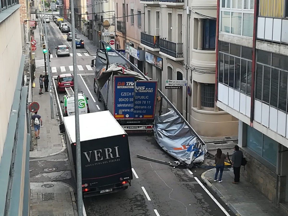El camió que va xocar amb un balcó del carrer Progrés alhora de girar