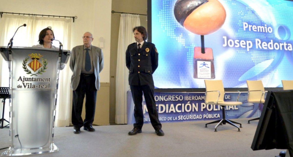 El caporal de la Policia Municipal de Sabadell, Joan Jordán, rebent el premi a Vila-real