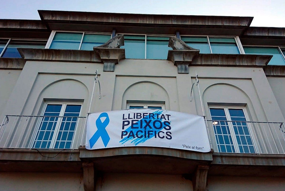 La pancarta, a la façana de l'Ajuntament