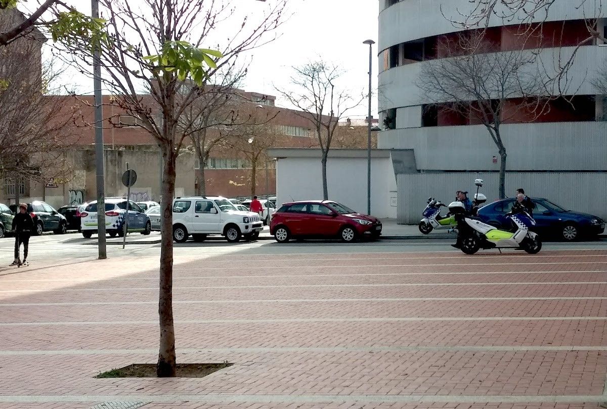 Agents de la Policia Municipal al carrer Sant Pau de Sabadell