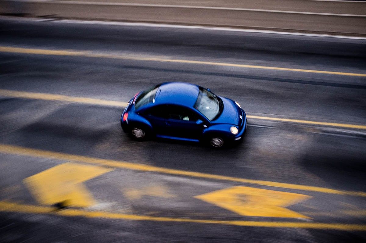 Un Volkswagen Beetle, circulant per la Ronda de Dalt
