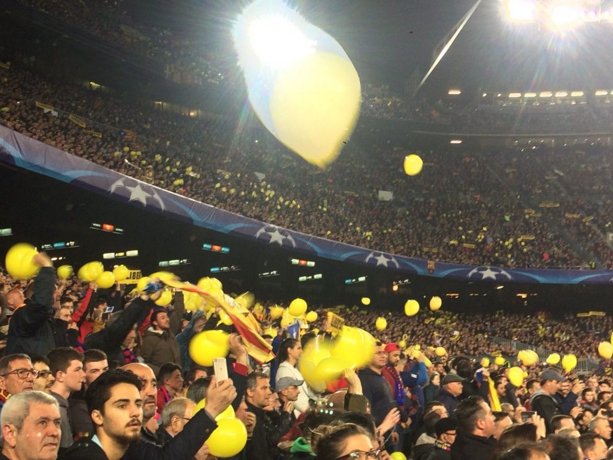 Globus grocs al Camp Nou