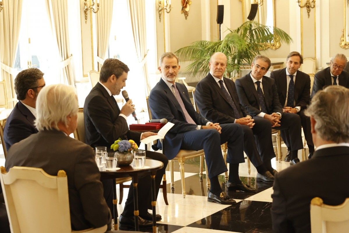 El rei, entre Antonio Delgado i Enrique Lacalle, i altres membres de l'Ecuestre, avui al Palau Albéniz.