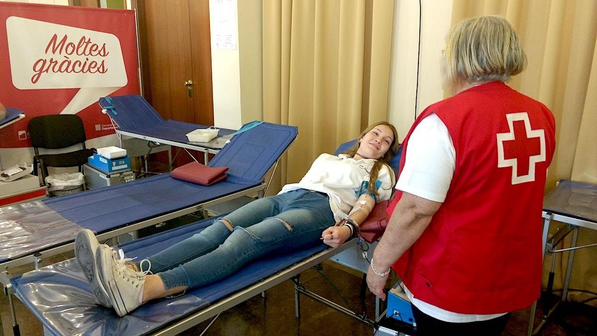 Una noia donant sang a Sabadell