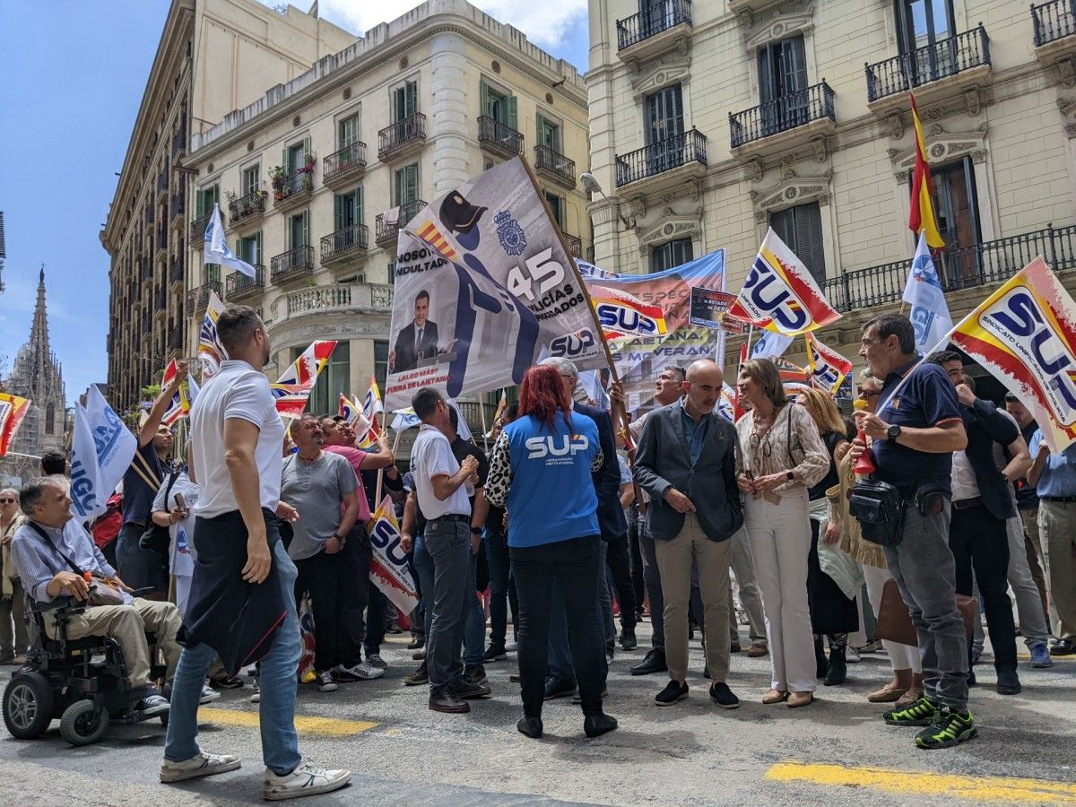 La vuitantenta de manifestants, al mig del laberint d'obres de Via Laietana