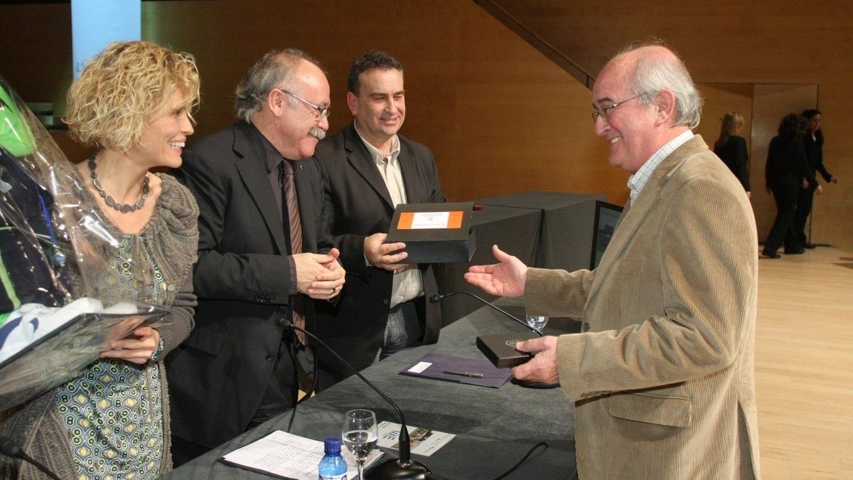 Julio Castaño, recollint un guardó de l'aleshores vicepresident Josep-Lluís Carod-Rovira.