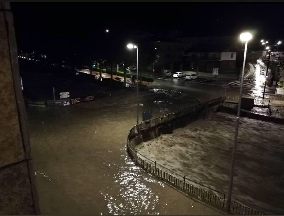 El moment en què l'aigua va inundar el pont d'entrada a Ribes de Freser