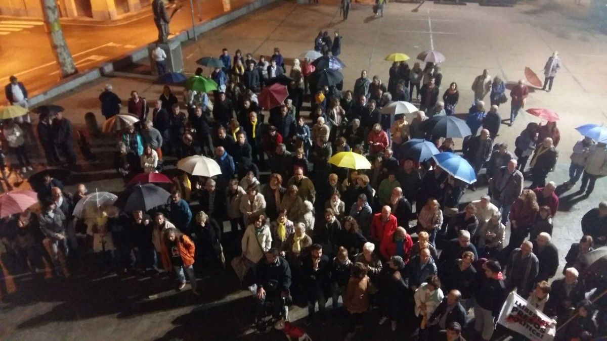 Unes 200 persones s'han concentrat a Ripoll per reclamar la llibertat dels Jordis i dels presos polítics